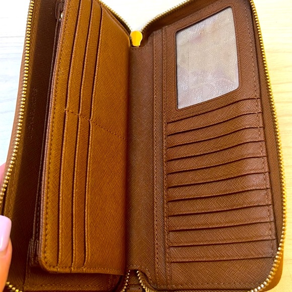 MK Jet Set Saffiano Large Traveling Leather
 Wallet Pre-Owned Great Condition - Picture 3 of 10